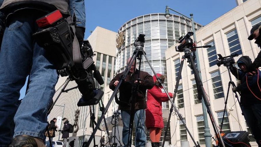 Des journalistes devant l'entrée du tribunal fédéral de Brooklyn à New York le 25 février 2015
