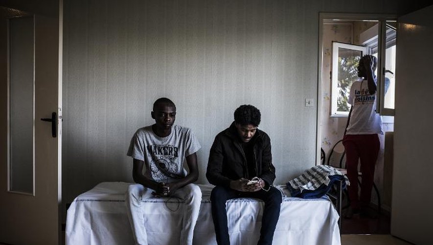 Des immigrants soudanais posent le 13 février 2015 dans une chambre d'une ancienne caserne de gendarmerie transformée en centre d'accueil pour migrants, à Pouilly-en-Auxois