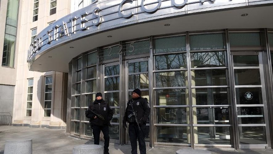 Des policiers devant le tribunal où ont comparu trois hommes accusés de soutenir le groupe EI, le 25 février 2015 à Brooklyn