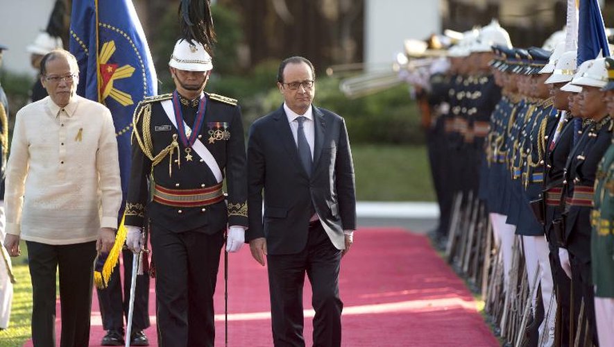Francois Hollande et le président des Philippines Benigno Aquino (3e à g) à Manille le 26 février 2015