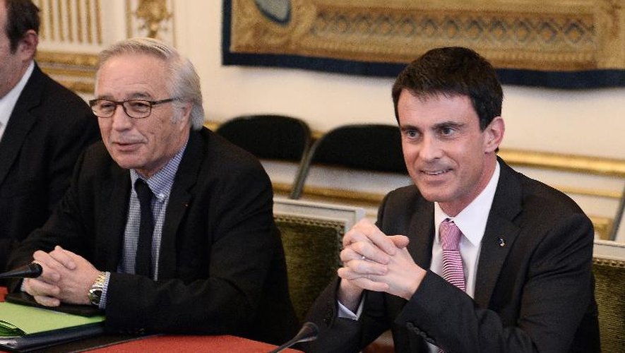 Le ministre du travail François Rebsamen et le Premier ministre Manuel Valls lors de la réunion avec les syndicats sur le dialogue social le 25 février 2015