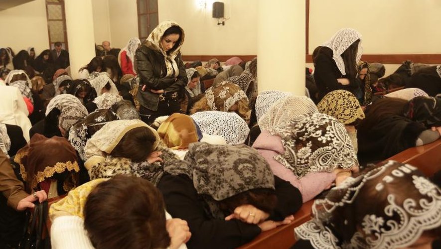 Des chrétiens de la minorité des Assyriens ayant fui l'Irak et la Syrie assistent à la messe de minuit le 25 décembre 2014 à Beyrouth