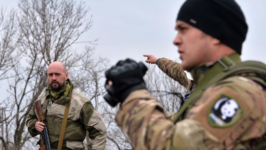 Des soldats ukrainiens le 26 février 2015 à Chermalyk à une quarantained de Marioupol
