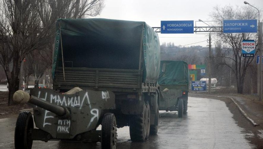 Des canons tirés par des camions militaires le 26 février à Marioupol dans la région de Donetsk