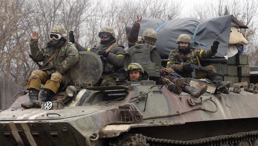 Des combattants ukrainiens quittent leur position près de la ville d'Artemivsk, dans la région de Donetsk, le 26 février 2015