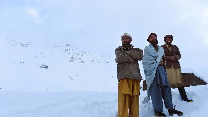 Des proches de victimes de l'avalanche à Bazarak dans la province du Panchir près des lieux des recherches le 25 février 2015