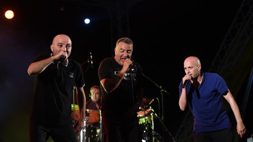 Les chanteurs Mouss(g), Majid (C) and Hakim (d) du groupe Zebda le 21 juin 2014 à Lagoulette à Tunis