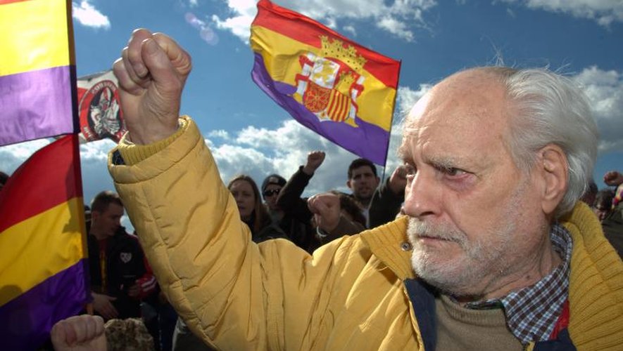 Patricio Azcarate Diz brandit son poing lors d'une marche, le 21 février 2015 à Morata de Tajuna commémorant la lutte des Brigades internationales pendant la guerre civile espagnole