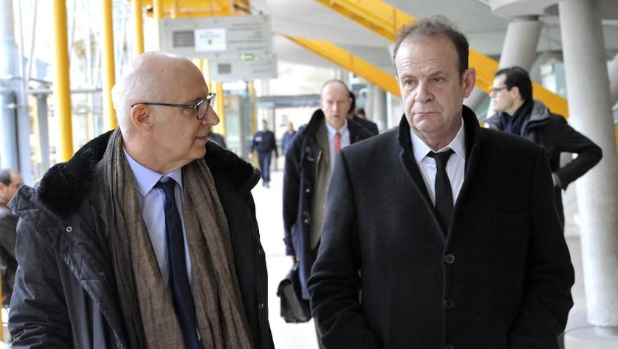 Le photographe français Francois-Marie Banier (D) et son avocat, Pierre Cornut-Gentille, quittent le tribunal de Bordeaux le 25 février 2015