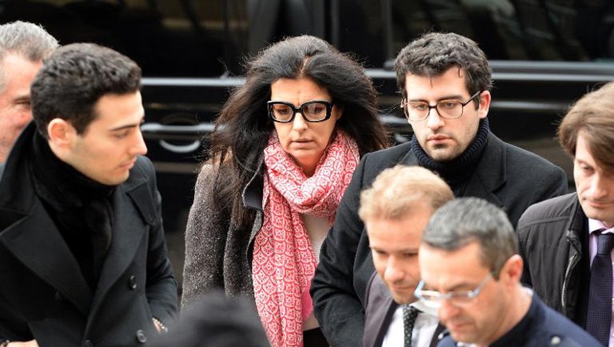 Francoise Bettencourt-Meyers (C), la fille de Liliane Bettencourt, arrive au tribunal de Bordeaux le 20 février 2015 avec ses fils Nicolas (D) et Jean-Victor (G)