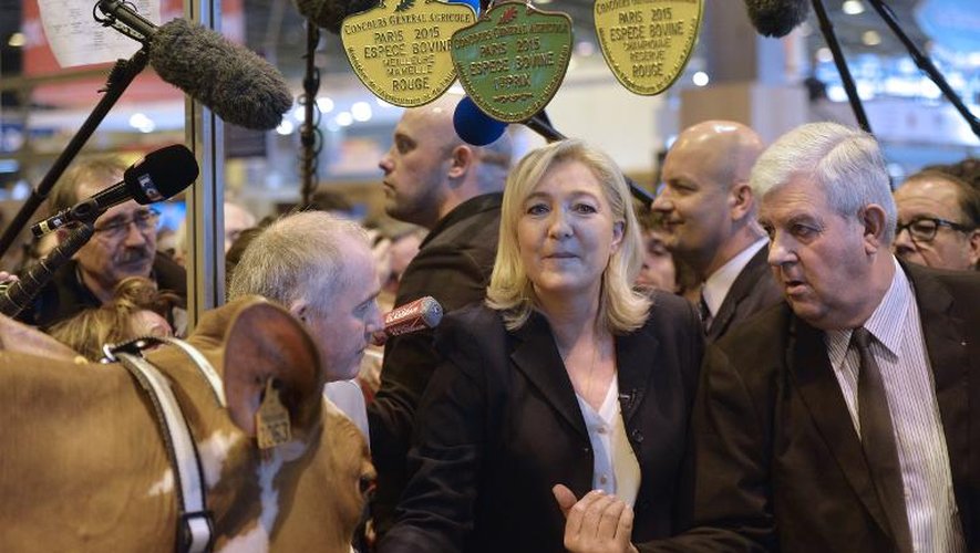 La présidente du FN Marine Le Pen en visite au salon de l'agriculture le 26 février 2015