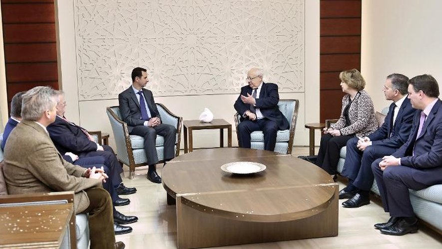 Photo fournie le 25 février 2015 par l'agence syrienne Sana montrant le président syrien Bachar al-Assad ( au centre gauche) discutant avec le sénateur français Jean-Pierre Vial ( au centre droit) et  d'autres parlementaires français à Damas