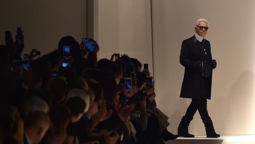 Le créateur Karl Lagerfeld salue le public à l'issue du défilé Fendi à Milan, le 26 février 2015