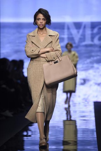 Le mannequin Aya Jones présente une tenue Max Mara lors des défilés de prêt-à-porter automne-hiver à Milan le 26 février 2015