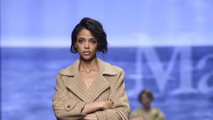 Le mannequin Aya Jones présente une tenue Max Mara lors des défilés de prêt-à-porter automne-hiver à Milan le 26 février 2015