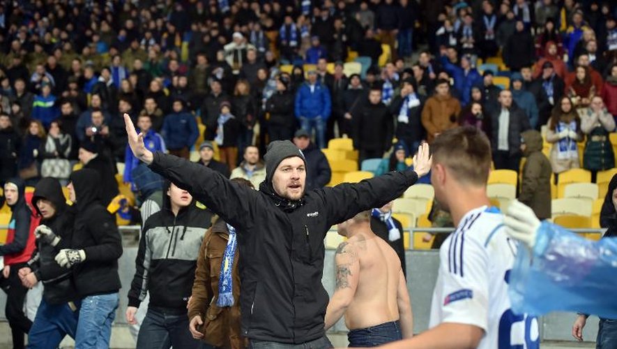 Des supporteurs du Dynamo envahissent la piste d'athlétisme du Stade Olympique de Kiev lors du match contre Guingamp, le 26 février 2015