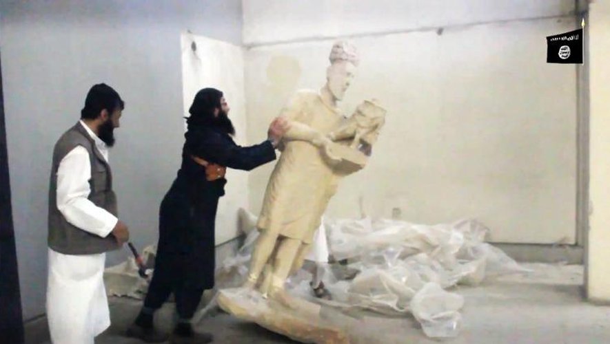 Capture d'écran d'une vidéo diffusée par le groupe EI montrant des jihadistes détruisant des statues au musée de Mossoul