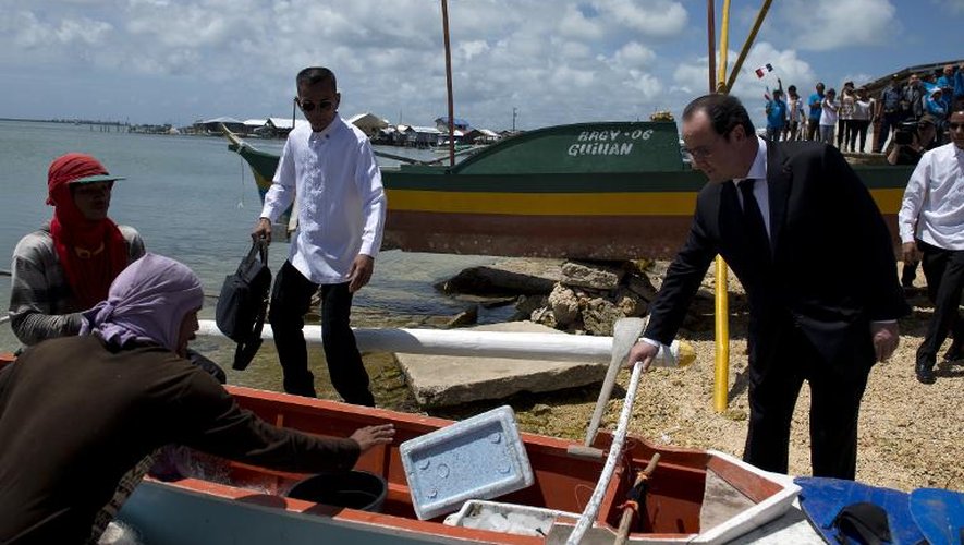 François Hollande parle avec des pêcheurs sur l'île des Philippines de Guiuan le 27 février 2015
