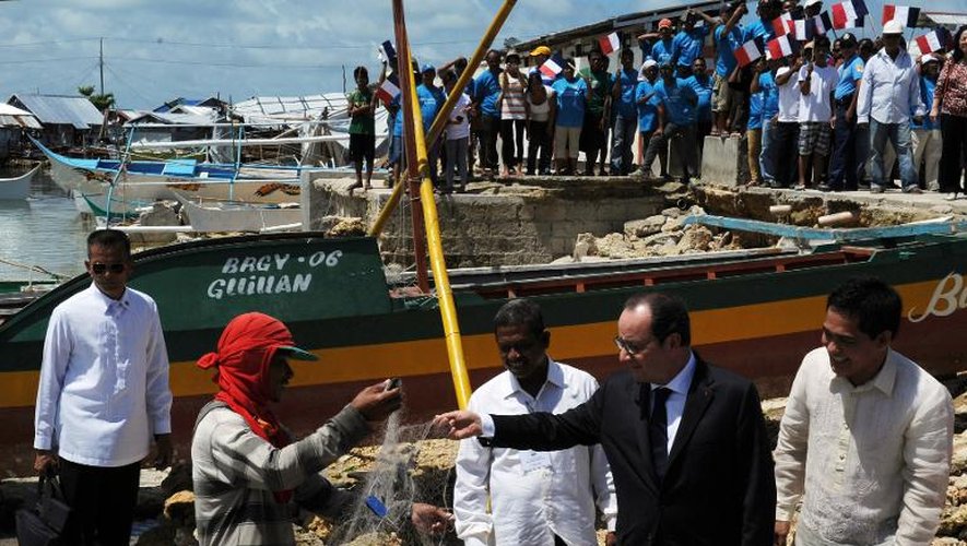 François Hollande en visite le 27 février 2015 sur l'île philippine de Guiuan