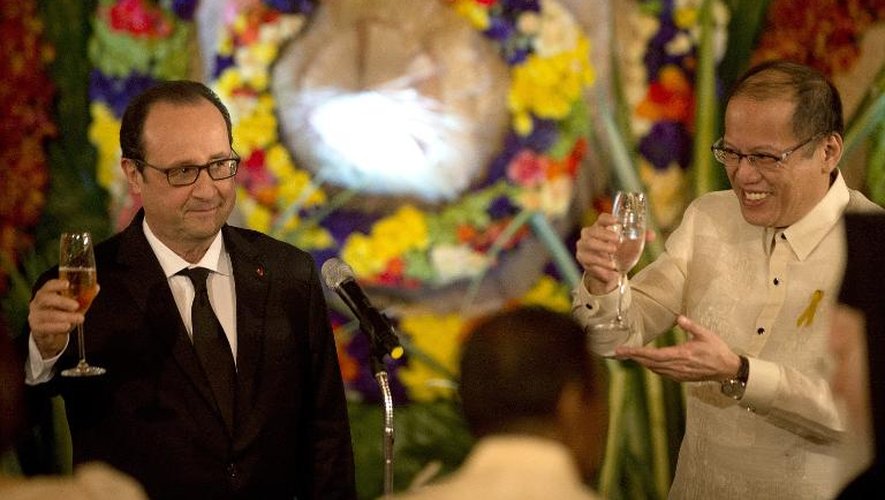 Les présidents français François Hollande et philippin Benigno Aquino le 26 février 2015 au palais Malacanang à Manille