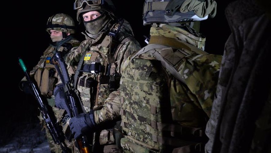 Des soldats ukrainiens de garde le 21 février 2015 à Frunze, près de Lougansk