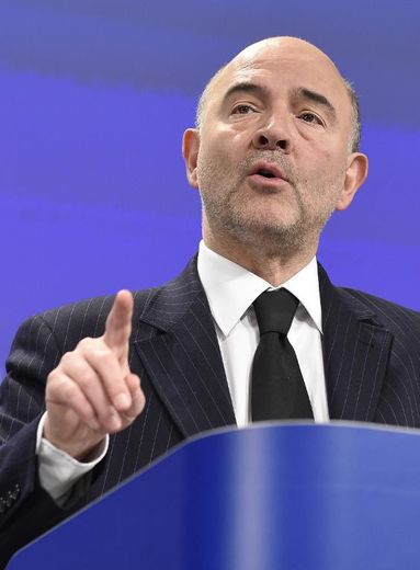 Le commissaire européen aux Affaires économiques et financières, Pierre Moscovici, donne une conférence de presse au Parlement européen, le 25 février 2015
