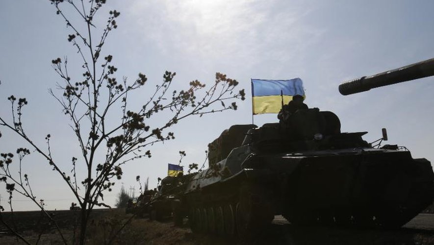Des chars ukrainiens quittent leur position près de Soledar, dans la région de Donetsk, le 27 février 2015