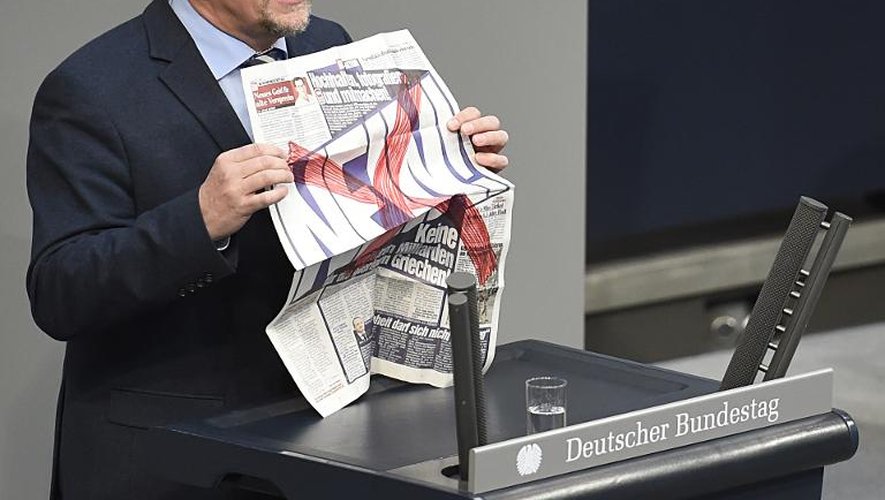 Axel Schaefer, député SPD, montre la Une du Bild barrée d'un "NEIN!" le 27 février 2015 devant le Bundestag à Berlin
