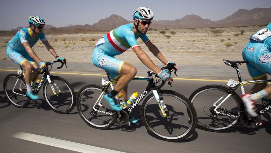 Le leader de l'équipe Astana Vincenzo Nibali (c) lors du Tour d'Oman, le 18 février 2015