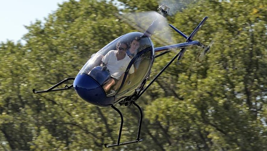 Un hélicoptère Cicaré CH-7T survole le 23 février 2015 l'atelier de fabrication de Saladillo, 180 km à l'ouest de Buenos Aires, sous les commandes du pilote espagnol Arturo Fernandez