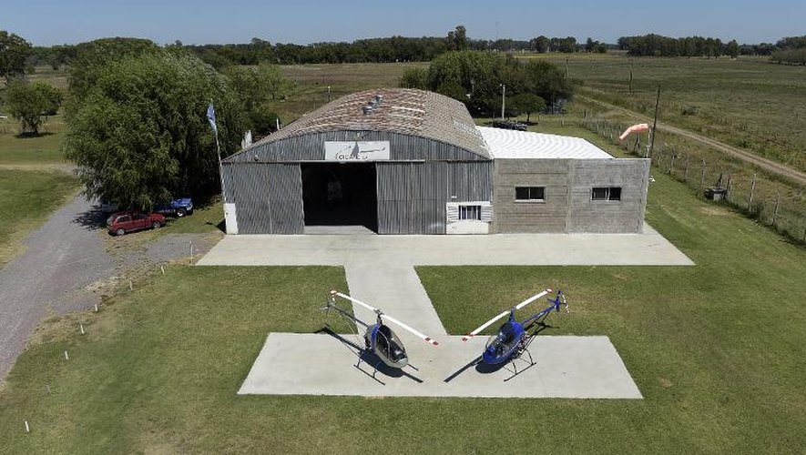 Deux hélicoptères sortis de l'usine d'Auguste Cicaré à Saladillo, 180 km à l'ouest de Buenos Aires, le 23 février 2015