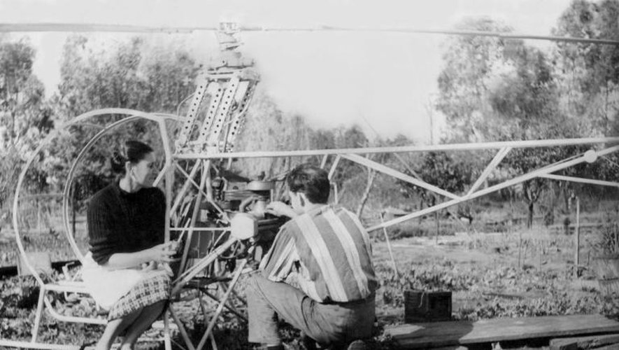 Photo fournie par la famille Cicaré, datant de 1958, où l'on voit Augusto Cicaré travaillant sur son premier modèle d'hélicoptère à Polvareda (à 150 km de Buenos Aires), à côté de sa mère Maria, qui lui tend un "maté", une infusion traditionnelle