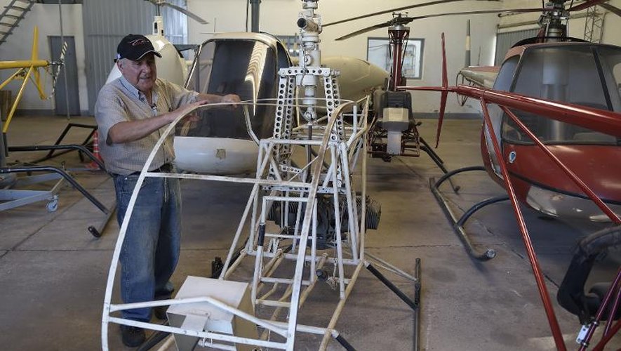 Augusto Cicaré à côté de son premier modèle d'hélicoptère fabriqué en 1961, lors de son interview avec l'AFP le 23 février 2015 à Saladillo, 180 km à l'ouest de Buenos Aires