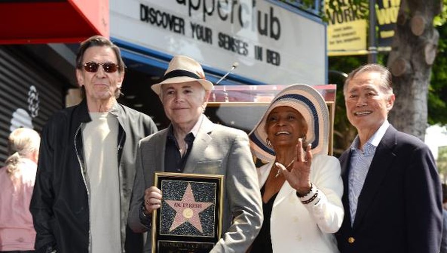 Trois des premiers interprètes de "Star Trek": Leonard Nimoy (g), Michelle Nichols (2e d) et Georges Takei (d), à côté de l'acteur Walter Koenig (2e g), le 10 septembre 2012 à Hollywood