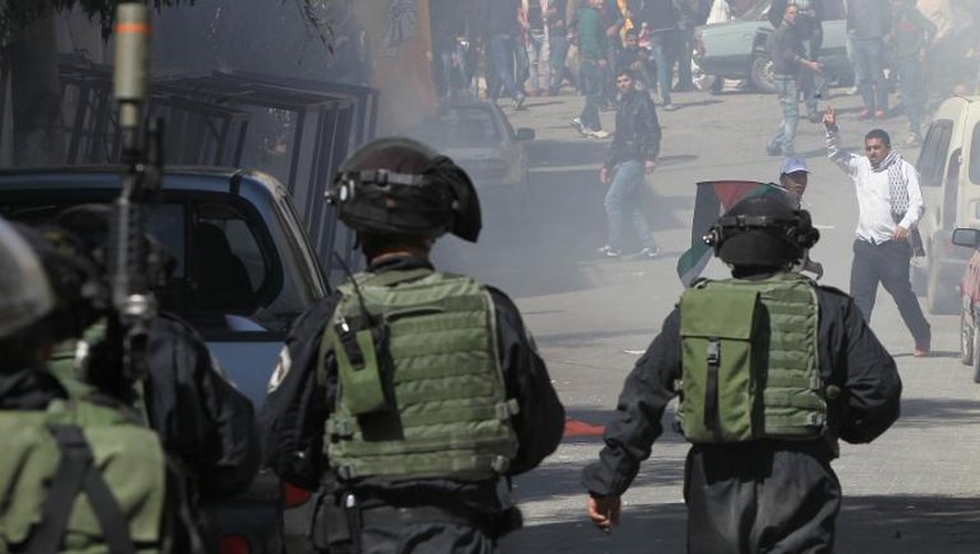 Heurts entre soldats israéliens et Palestiniens manifestant contre l'occupation israélienne, le 27 février 2015 à Hébron