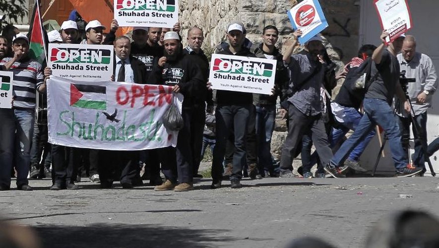 Des Palestiniens manifestent contre l'occupation israélienne, le 27 février 2015 à Hébron