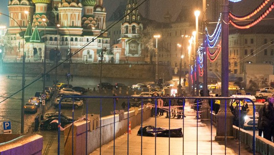 Le corps de l'opposant russe Boris Nemtsov est allongé sur le pont Moskvoretsky, en plein centre de Moscou, dans la nuit du 27 au 28 février 2015