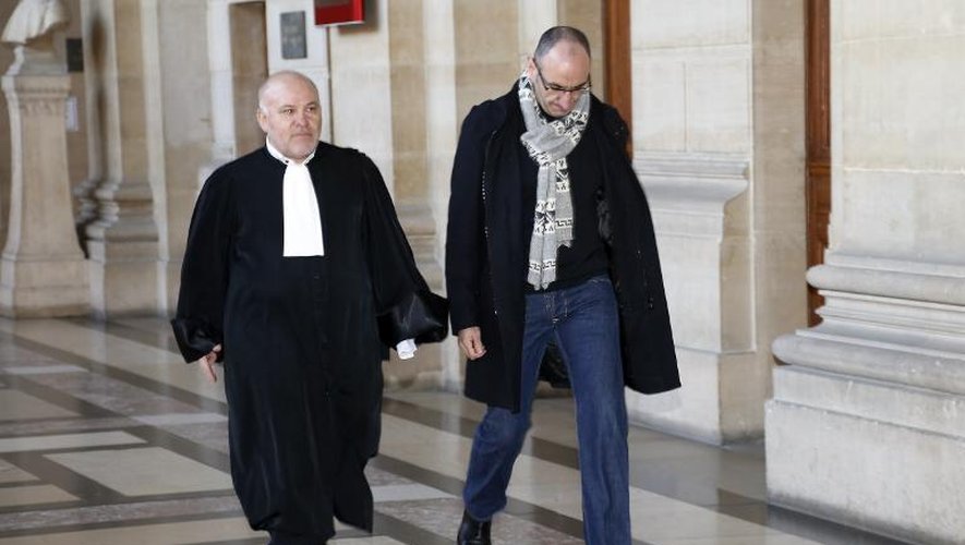 L'avocat Philippe Stepniewski et son client Mouloud Djennad arrivent au palais de justice à Paris, le 3 février 2015 pour l'ouverture du procès du vol du bijoutier Harry Winston