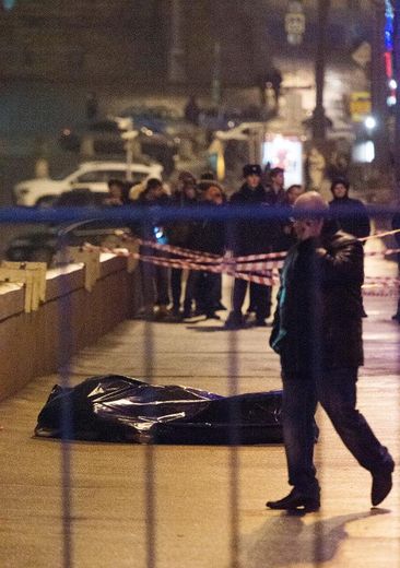 Le corps de Boris Nemstov l'opposant russe repose sur un pont près du Kremlin, le 28 février 2015 quelques heures après son assassinat