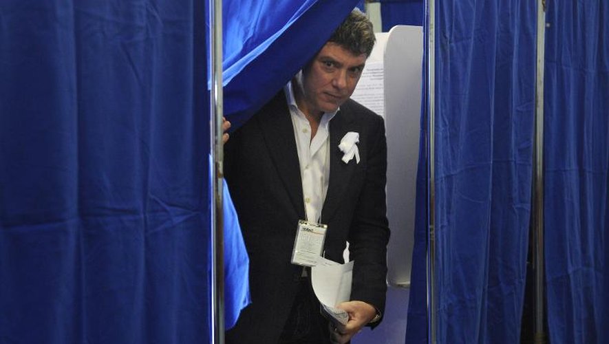 L'opposant russe Boris Nemstov vient de voter pour les élections présidentielles à Moscou, le 4 mars 2012