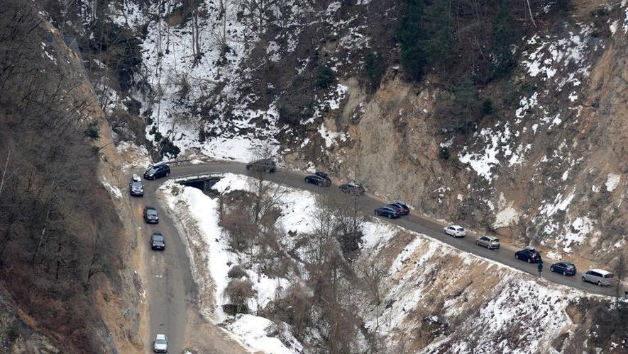 Les voitures roulaient au pas sur la RD96 entre les Menuires et Moutiers après l'éboulement de deux énormes rochers, le 28 février 2015