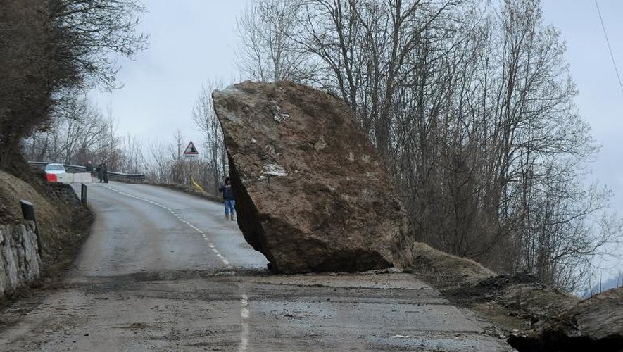 Un énorme rocher bloque la circulation sur la N117, le 28 février 2015 menant aux stations des Menuires et Val Thorens depuis Moutiers