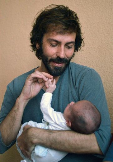 Luis Delgado pose avec son bébé né d'une GPA, à Cancun au Mexique le 18 février 2015