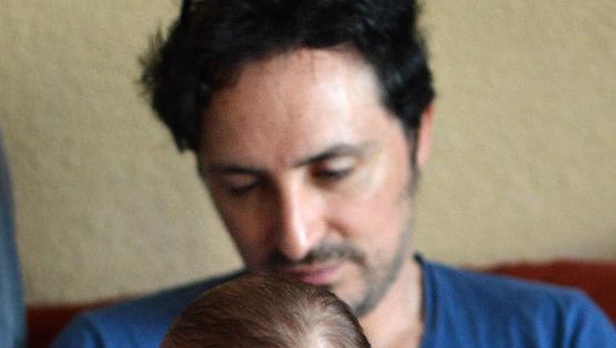 José Antonio Fernandez pose avec son bébé né d'une GPA, à Cancun au Mexique, le 18 février 2015