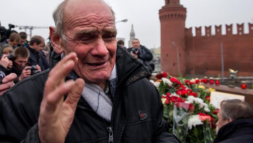 Un homme se lamente sur les lieux de l'assassinat de l'opposant russe Boris Nemtsov, le 28 février 2015