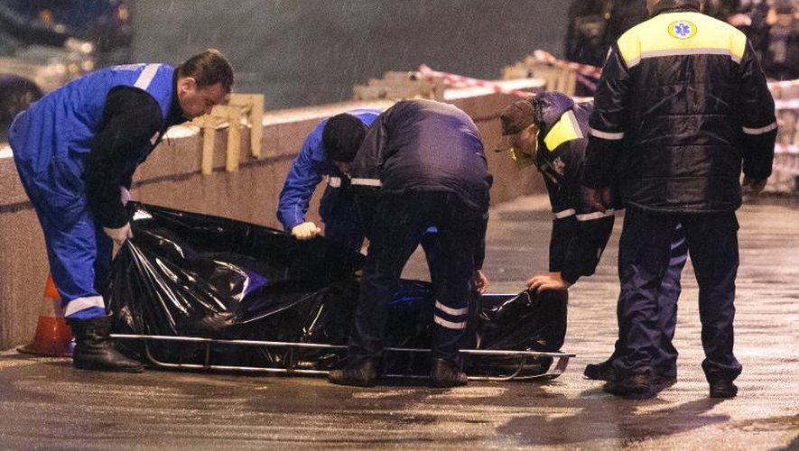 Des enquêteurs transportent, le 28 février 2015 le corps de l'opposant russe Boris Nemstov après son assassinat sur un pont à Moscou près du Kremlin