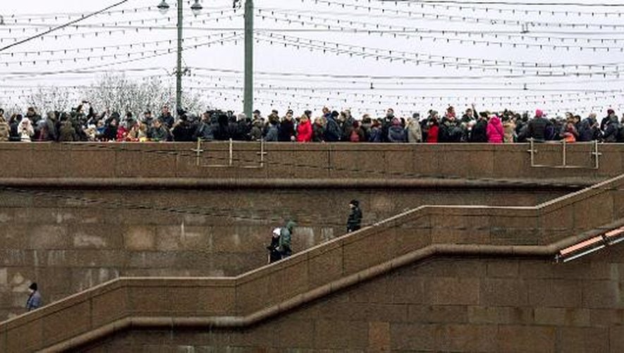 La foule attend de se recueillir sur le lieu de l'assassinat de Boris Nemtsov, le 28 février 2015 dans le centre de Moscou