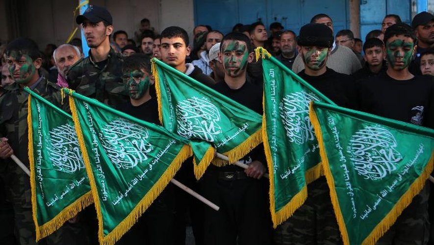 De jeunes Palestiniens brandissent des drapeaux du Hamas le 5 février 2015