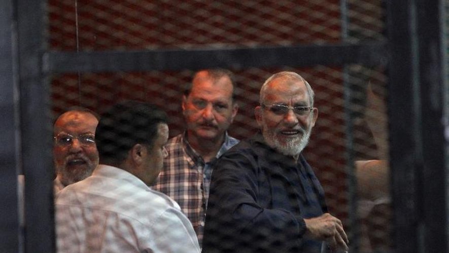 Le guide suprême des Frères musulmans, Mohamed Badie lors d'une audience judiciaire, le 30 août 2014 au Caire