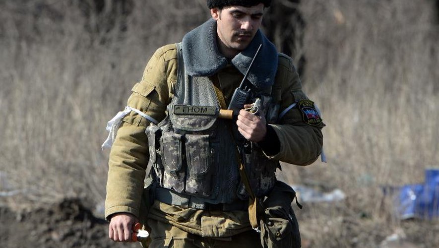 Un membre d'une équipe de démineurs rebelles prorusses examine une grenade neutralisée dans la ville de Debaltseve en Ukraine, le 27 février 2015